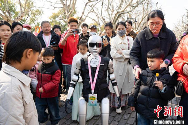 浙江杭州：机器人在西湖畔“就业”(图3)